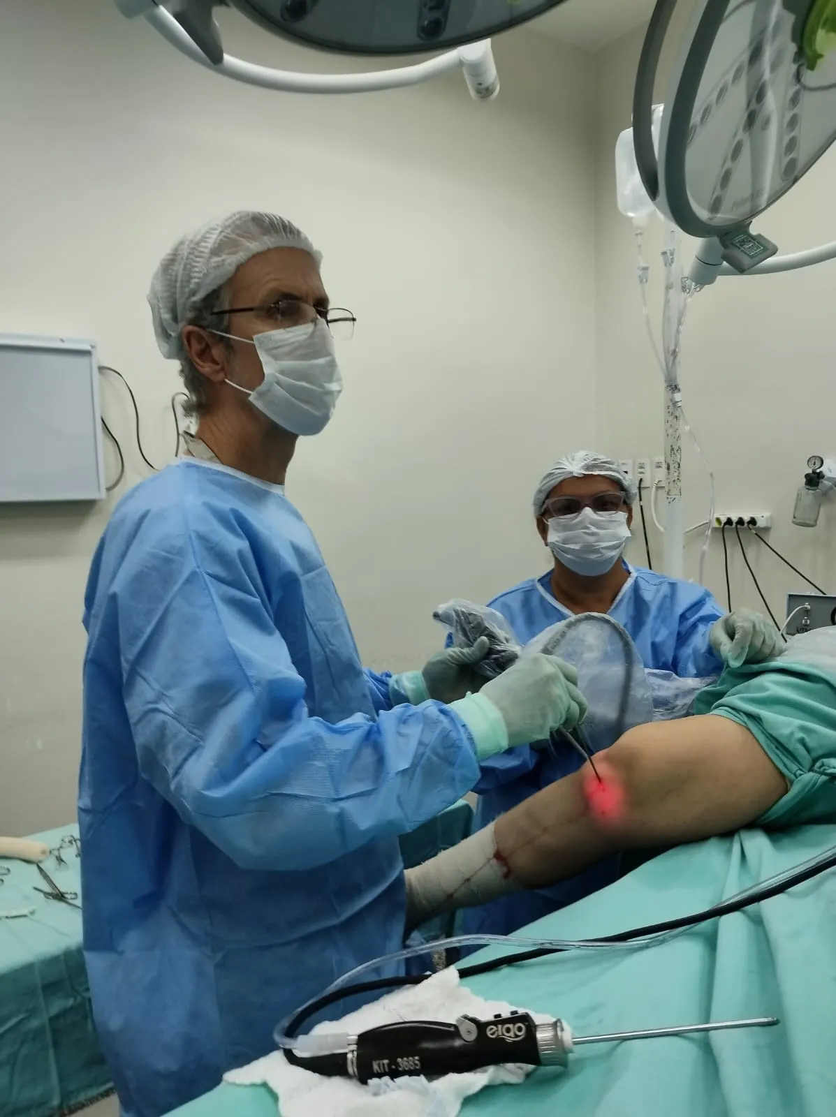 Dr. Celso Pintinha em procedimento cirúrgico